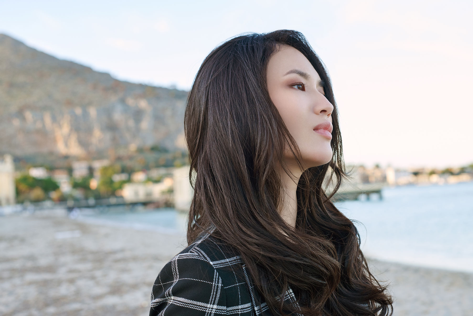 Menina oriental com extensões de cabelo